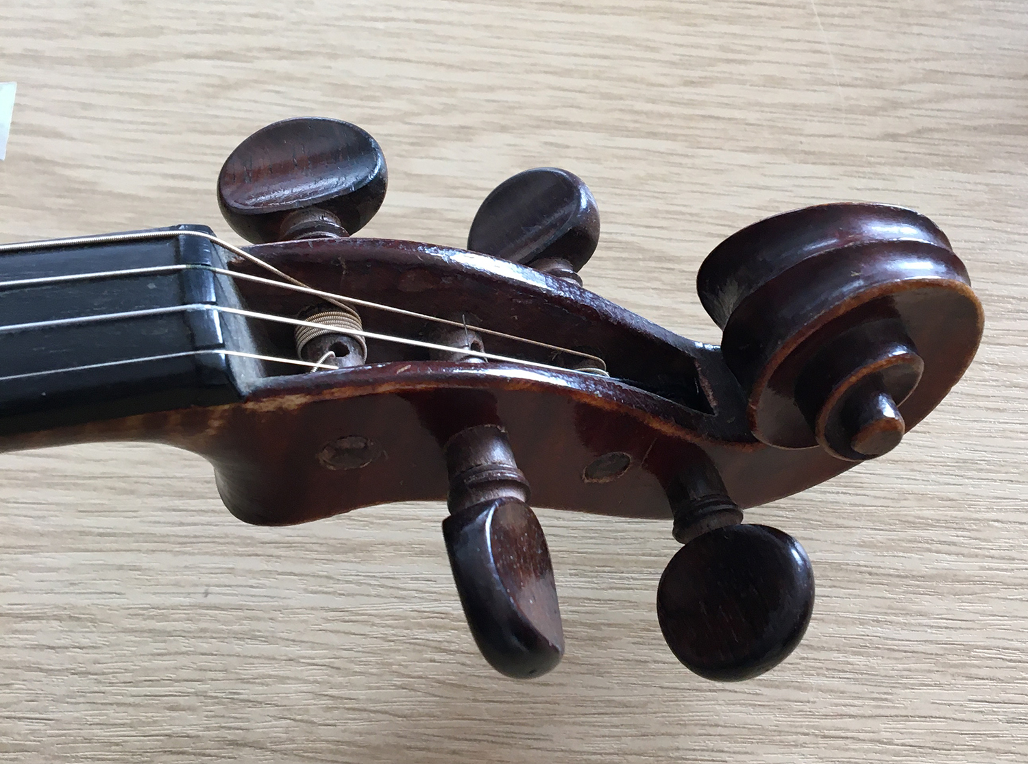 A c.1900 violin, bears label for Mansuy a Paris, one piece 14" back, in hard case with two bows, one - Bild 3 aus 3