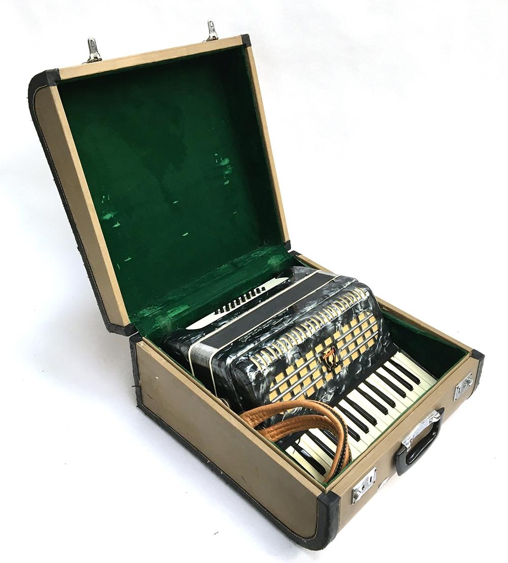 A Parrot piano accordion, 24 buttons, in hard case - Bild 2 aus 2