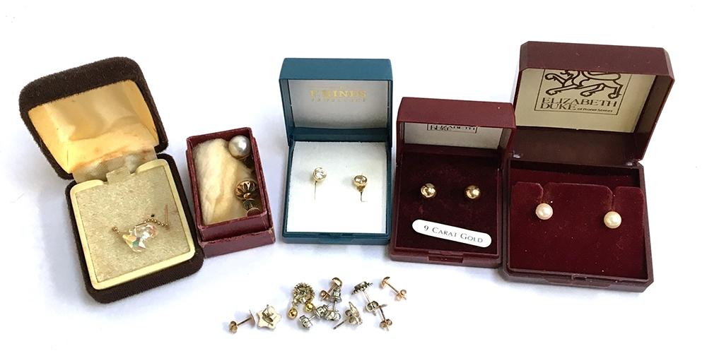 Several pairs of earrings, some 9ct gold