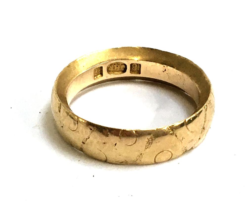 An 18ct gold wedding band with chamfered edges, 7.4g, size M