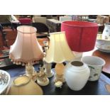 A lot of five table lamps together with ceramic planter and a vase