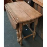 An early 20th century oval gateleg table, 87cmW