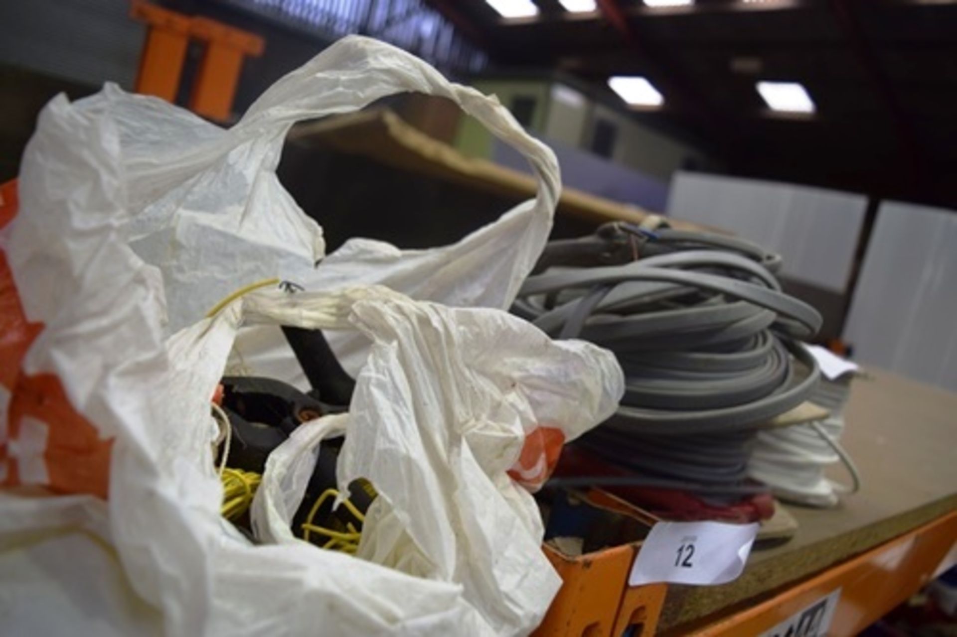 Assorted electrical wire and clips - Second-hand (GS15)