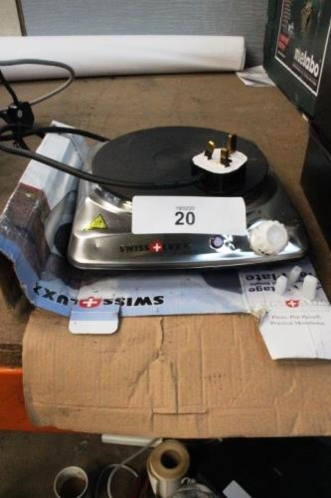 1 x Swiss Luxx single electric hot plate, with damaged plug - New in box, box tatty (esb1)