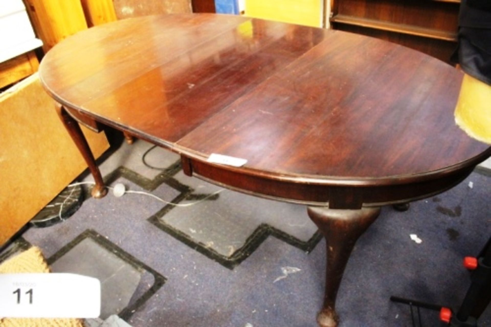 An oval end mahogany extending dining table on cabriole legs and with one leaf (Cfloor)