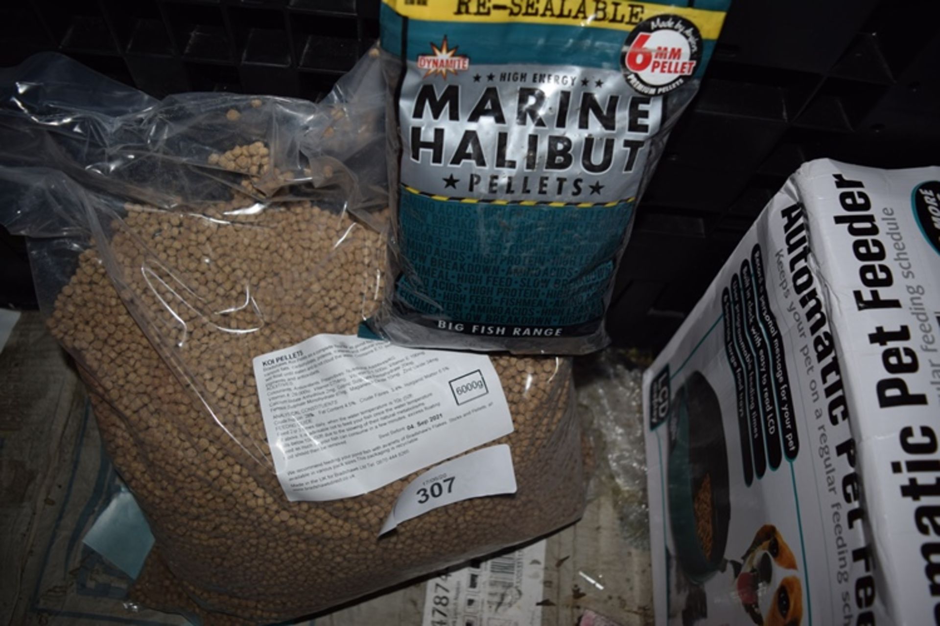 A mixed lot of animal feed and accessories including 1 x 6000g bag of Koi pellets etc. (magnum B) - Image 2 of 4