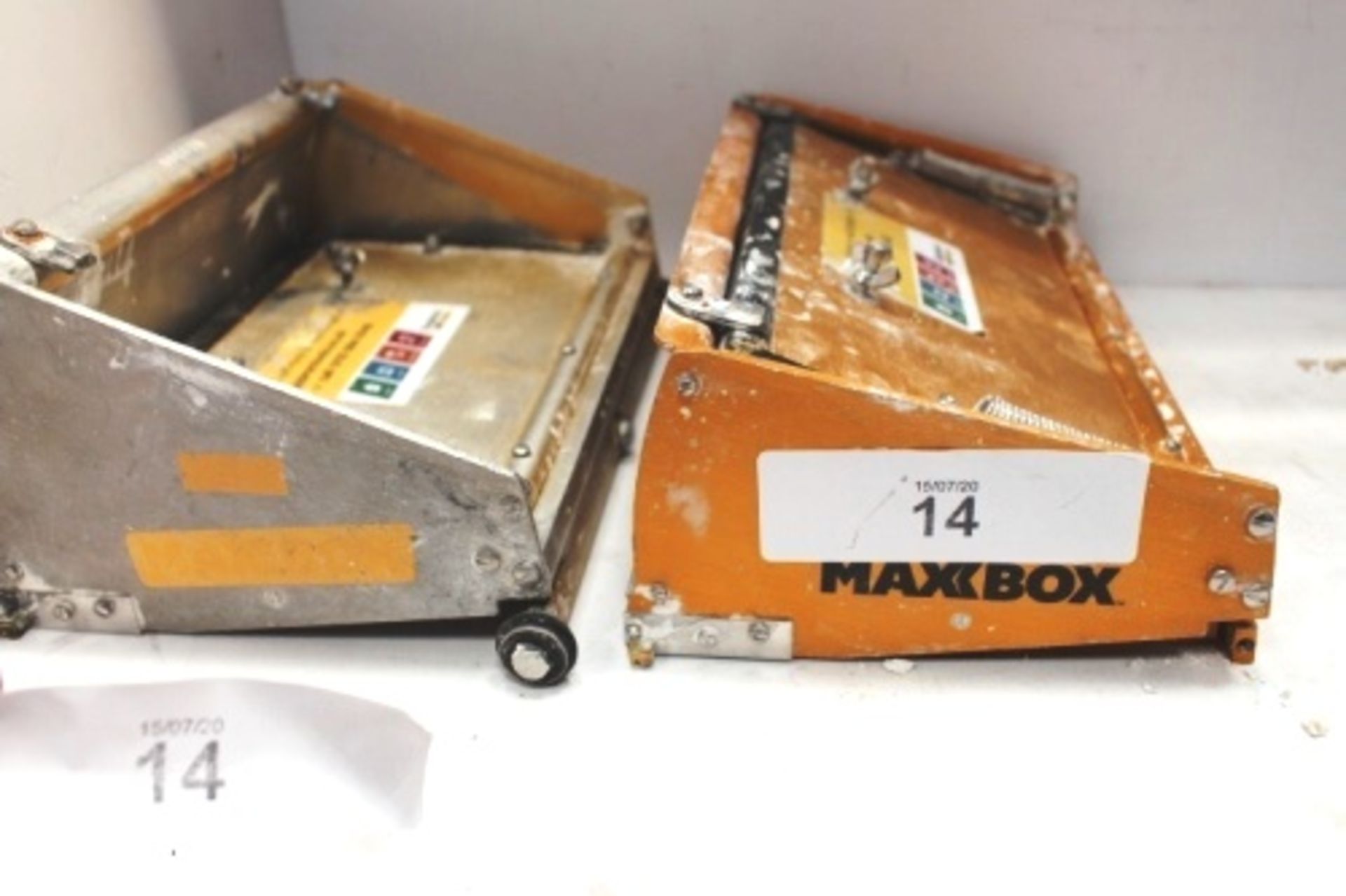 1 x 12" and 1 x 10" Tape Tech plaster boxes, one with missing guide wheel - Second-hand - Image 4 of 4