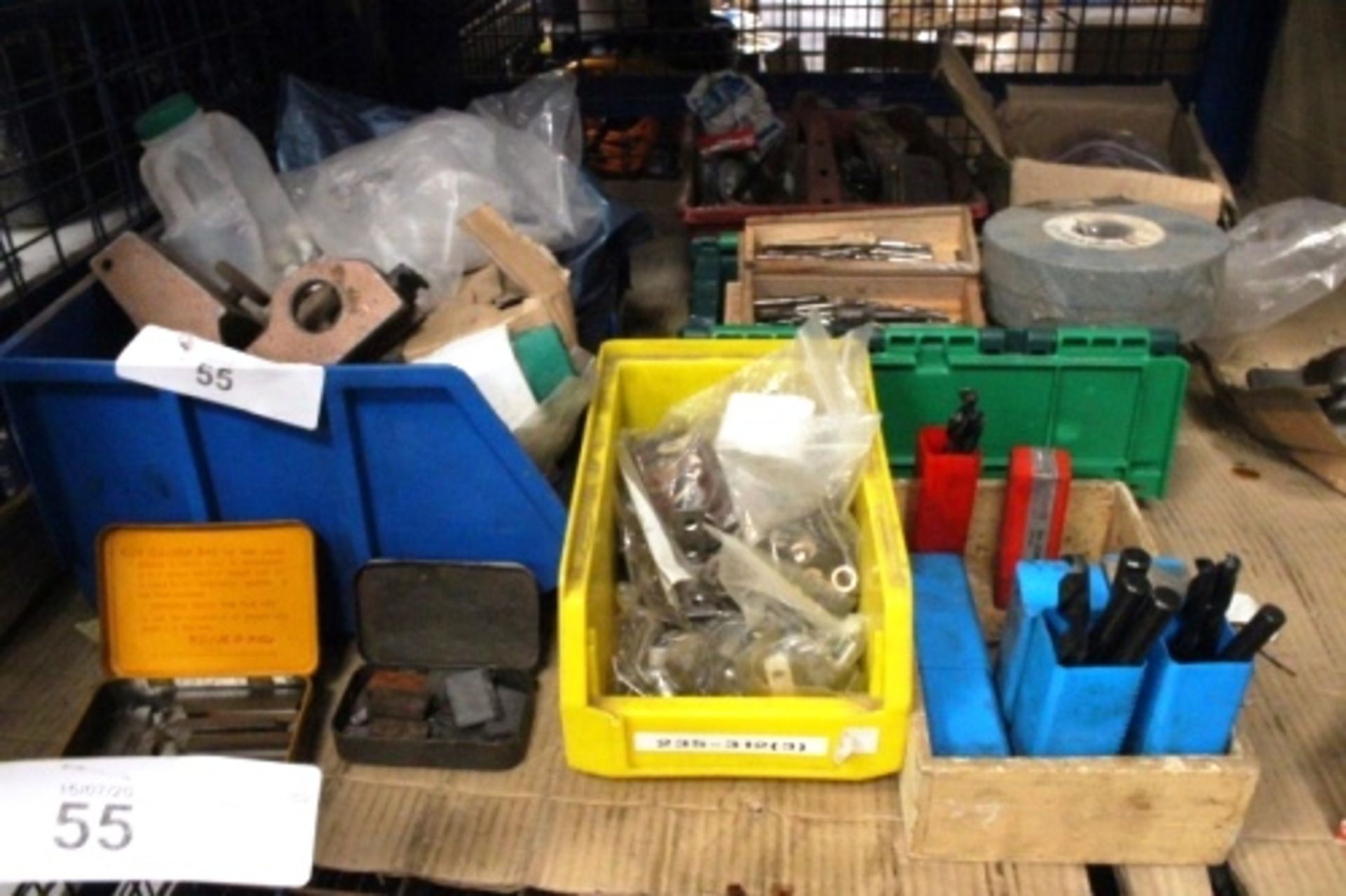 A mixed lot of engineers tools including HSS jobber drill bits, bespoke lathe cutting tools, taps