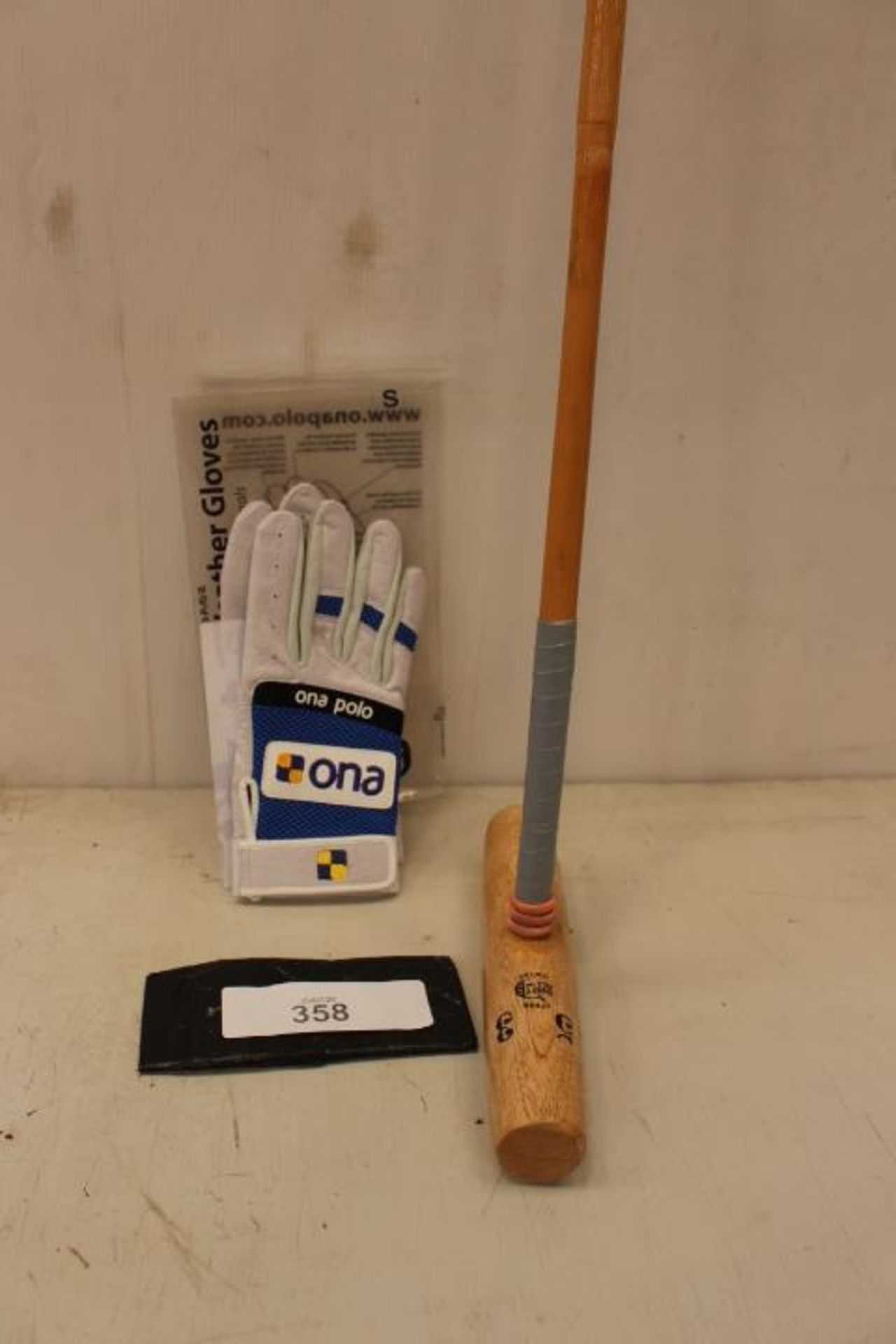 1 x Shaft Poli 5 3 polo stick and 1 x pair of Ona Polo all weather gloves, size S - New (GS6) - Image 2 of 2