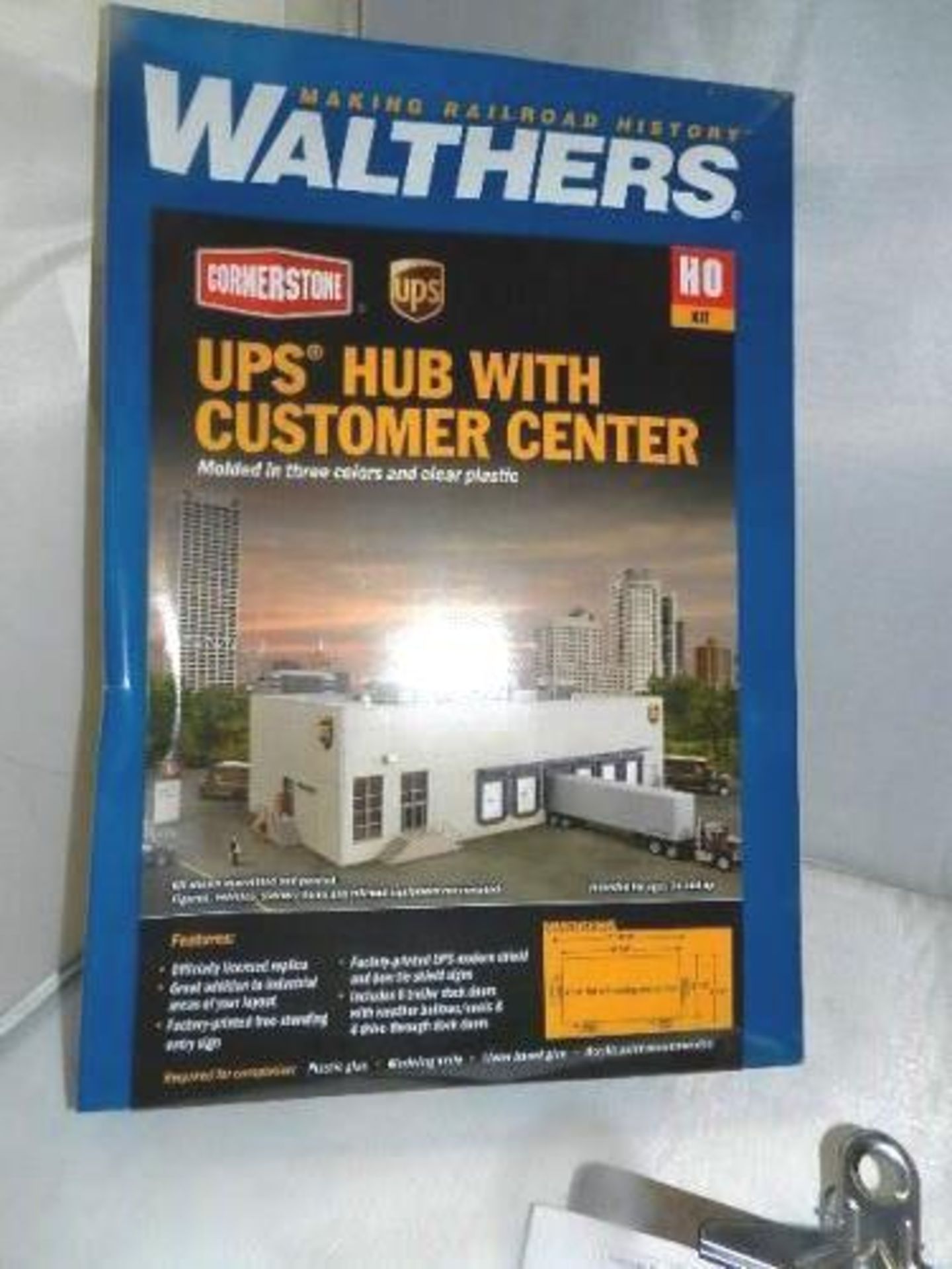 1 x Walthers UPS hub with customer centre, RRP £119.00 - New (C10A)