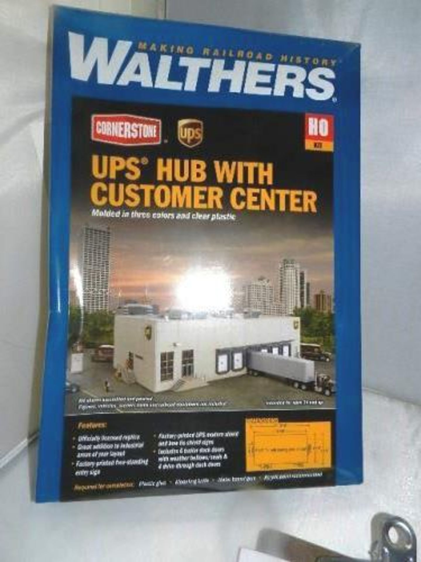 1 x Walthers UPS hub with customer centre, RRP £119.00 - New (C10A)