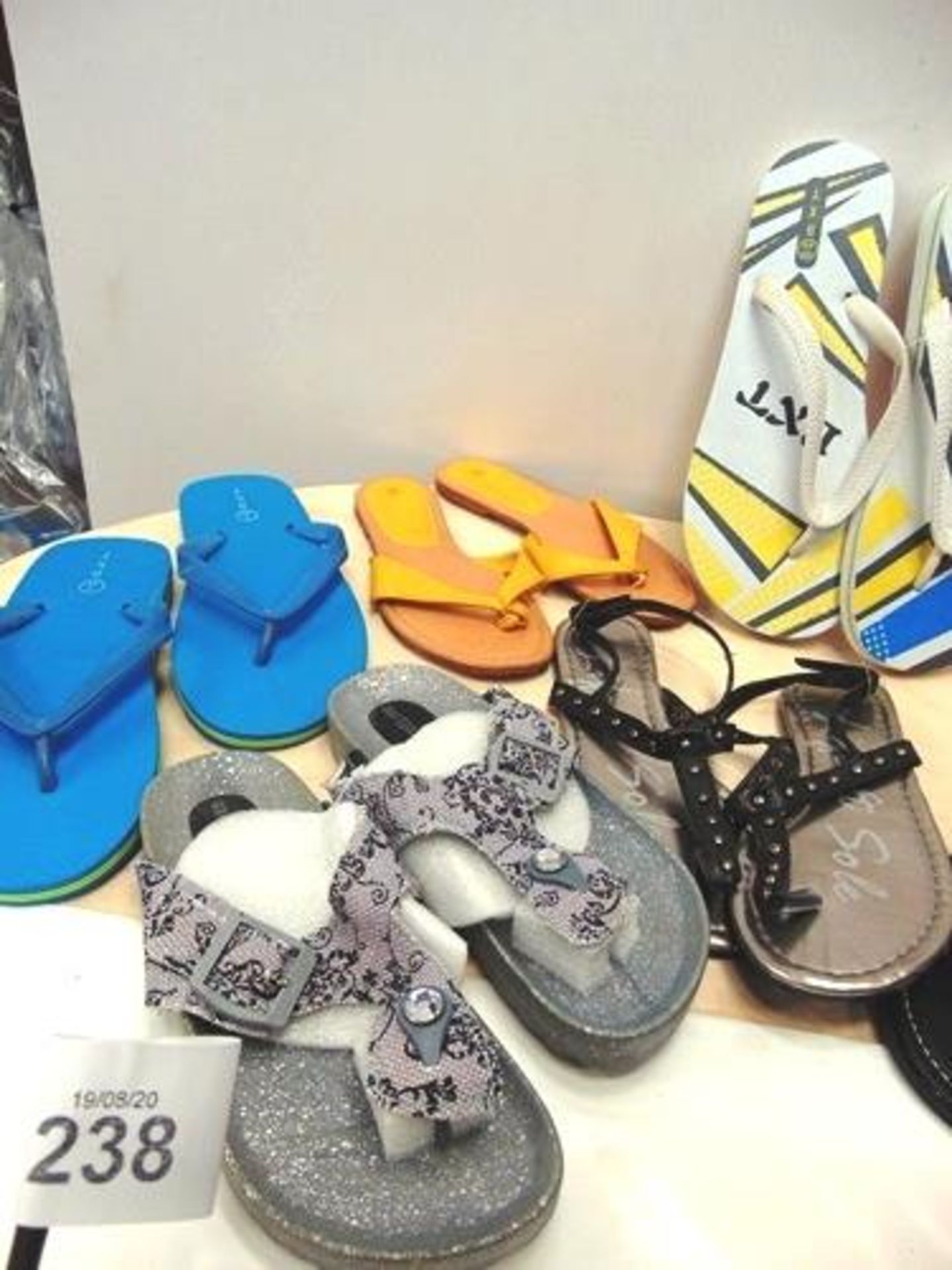 Approximately 30 x assorted pairs of men's, women's and children's footwear including flip-flops, - Image 4 of 4