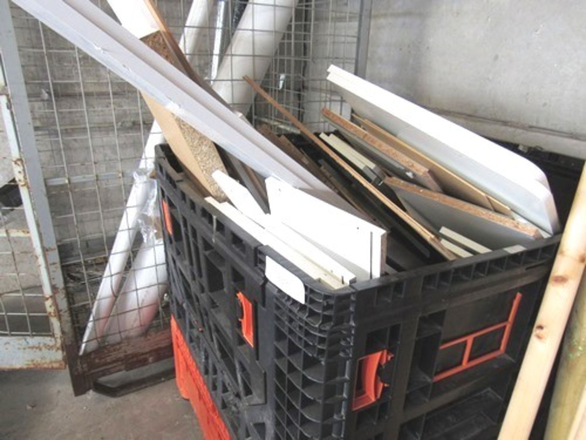 A magnum containing a good quantity of white MDF (magnum not included) - Second hand - (yard)