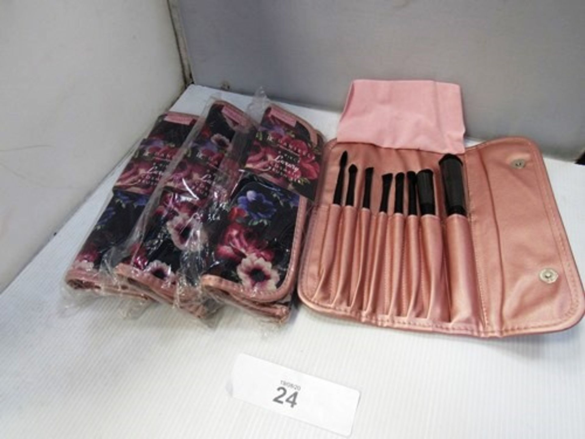 18 x purses and makeup bags including Danielle Collection and River Island in an assortment of - Image 3 of 3