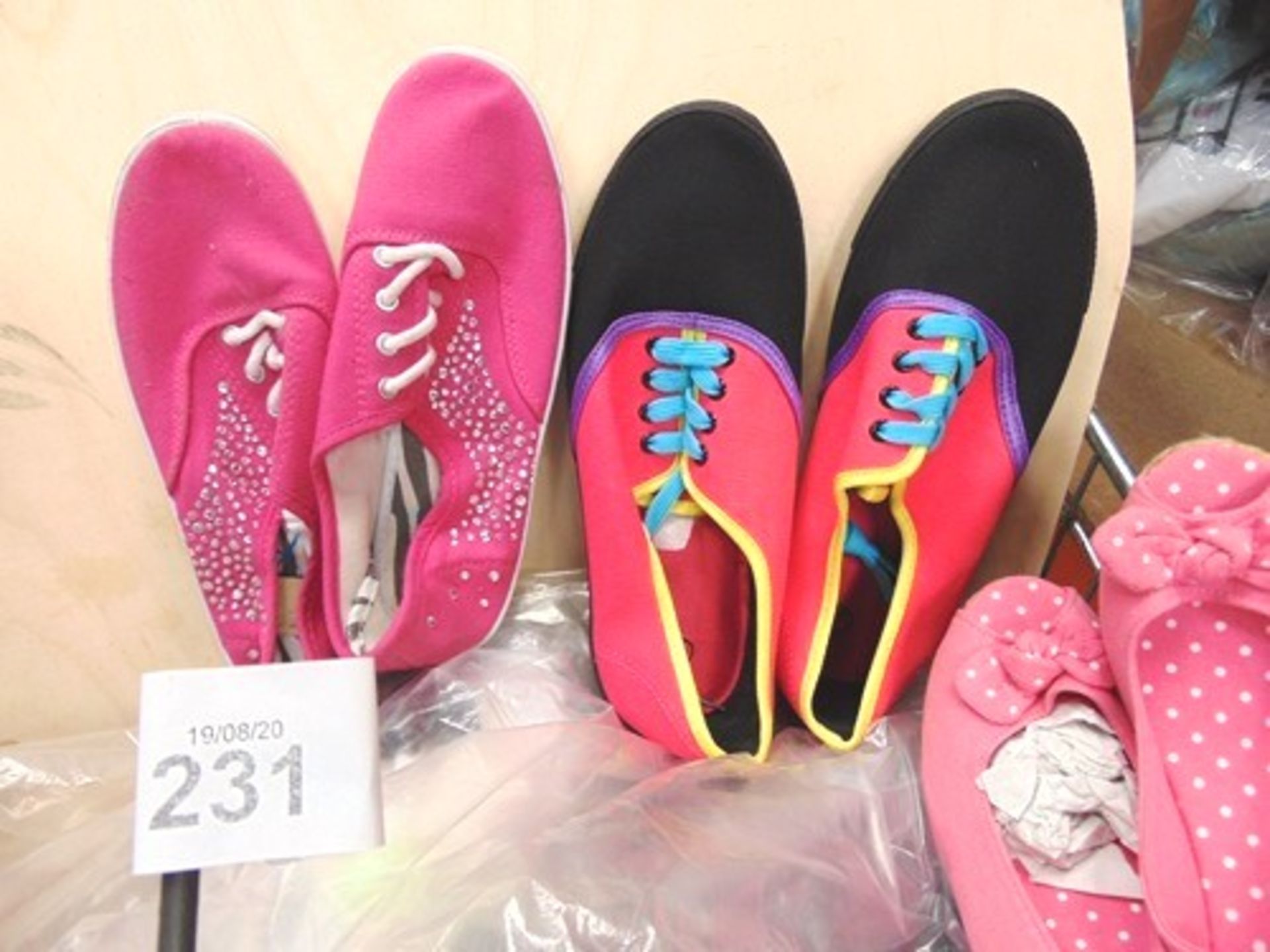 Approximately 20 x pairs of ladies sandals and beach wear including Dunlop and Cherag toe post - Image 2 of 2