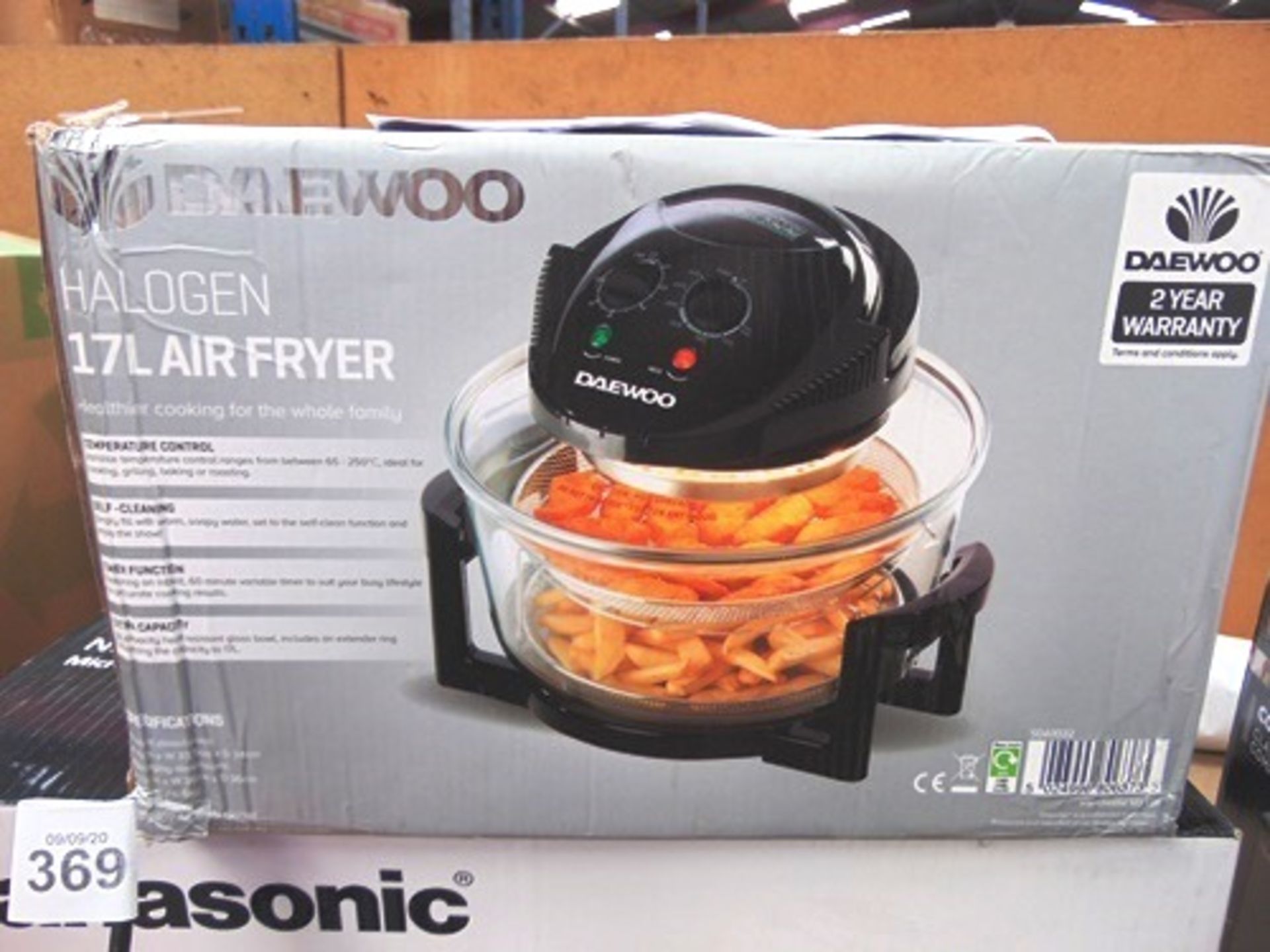 Panasonic 20ltr 800W microwave, model NN-E28JBM, together with a Daewoo halogen 17ltr air fryer, - Image 2 of 5