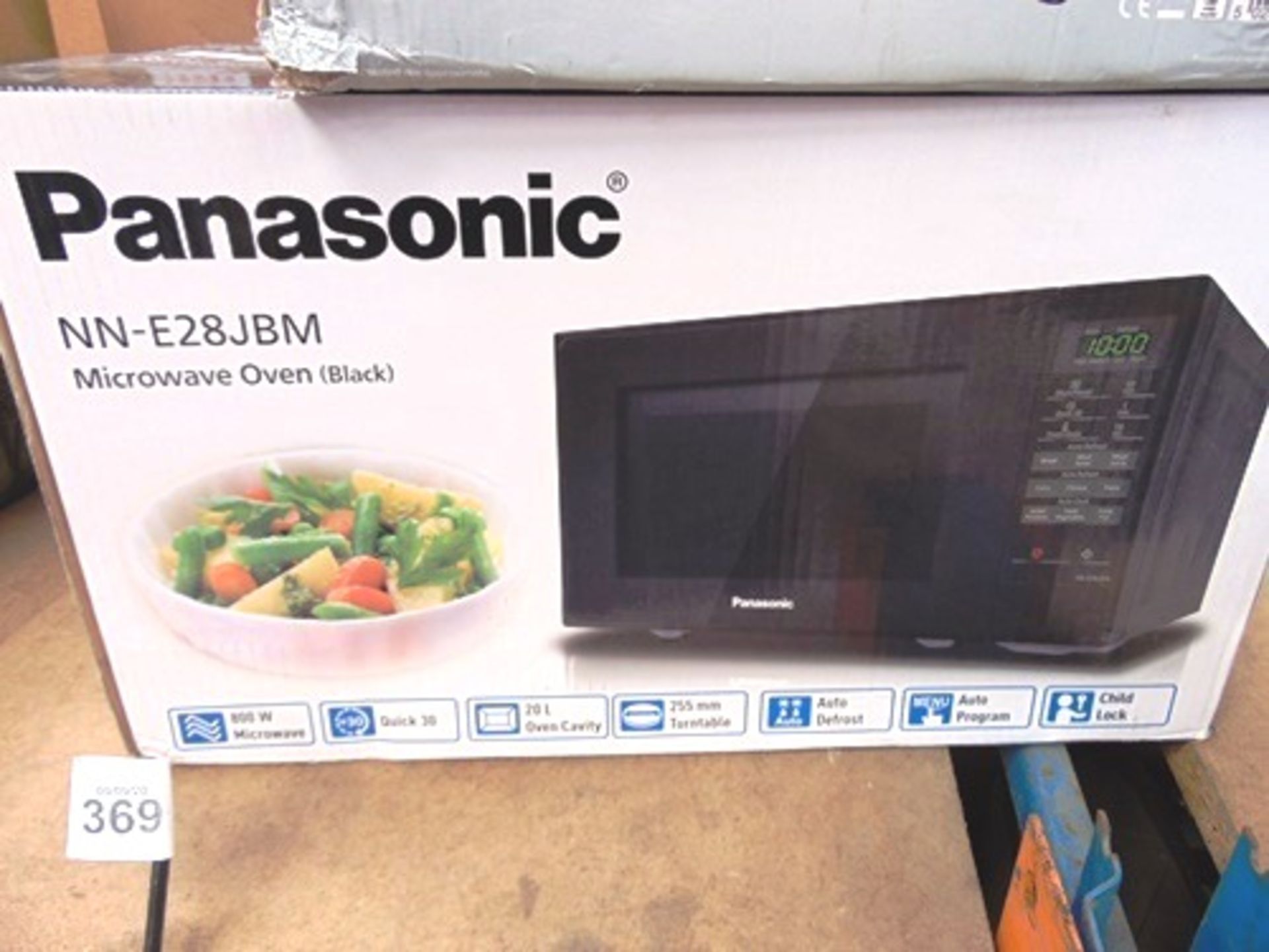 Panasonic 20ltr 800W microwave, model NN-E28JBM, together with a Daewoo halogen 17ltr air fryer, - Image 3 of 5