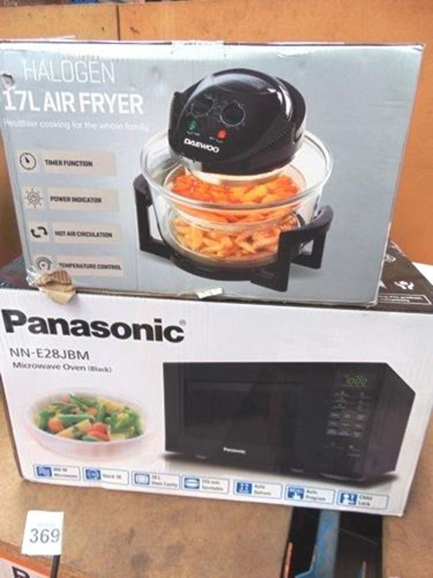 Panasonic 20ltr 800W microwave, model NN-E28JBM, together with a Daewoo halogen 17ltr air fryer,