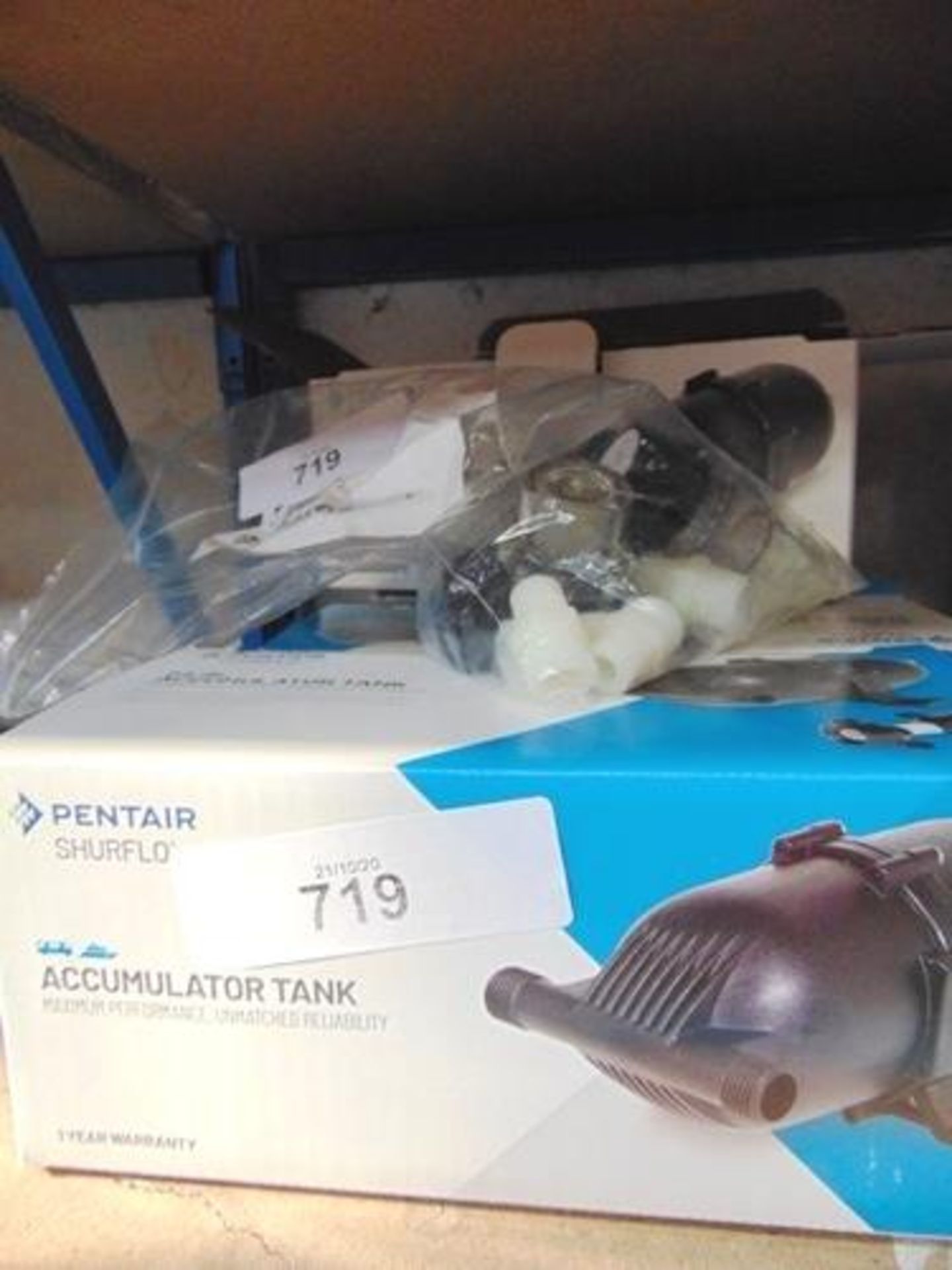 5 x Pentair Shurflo accumulator tanks, 1/2 inch inlets together with 5 x 1/2 inch strainers - New in