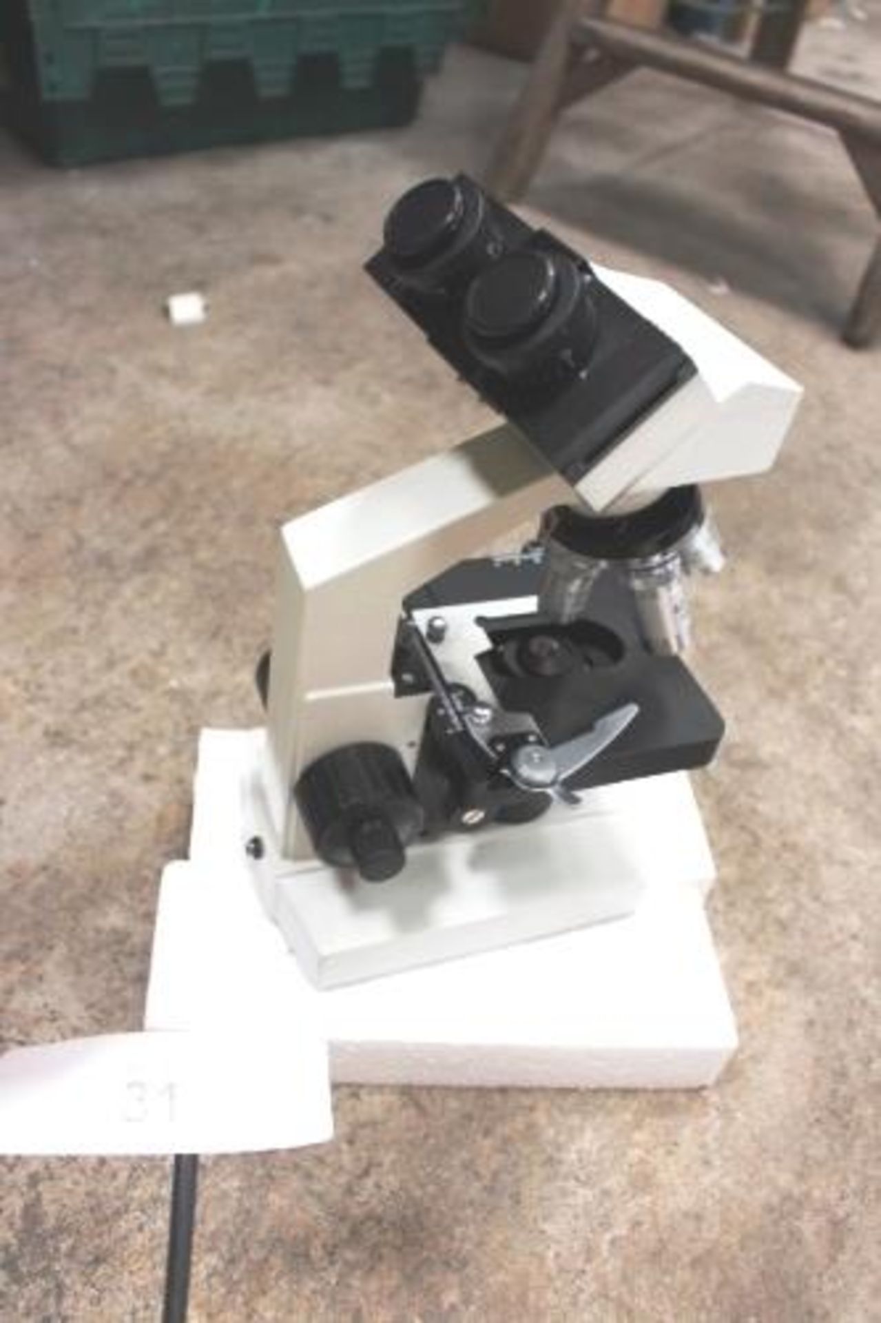 Omax 40X - 2500X lab binocular biological compound LED microscope with 2 pin plug - New in box (