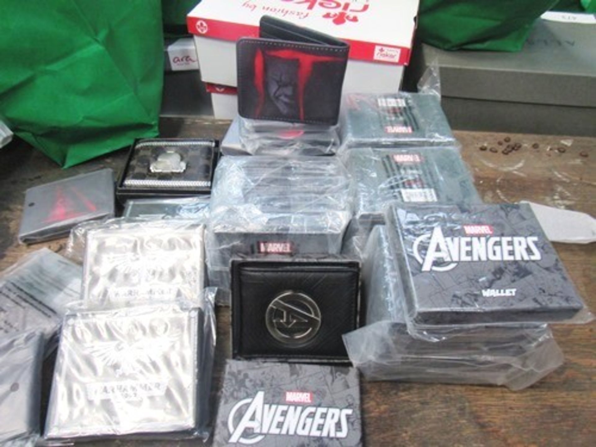 Approximately 35 x wallets including 16 x Avengers, 3 x Warhammer, 10 x It etc. - New (FC7)