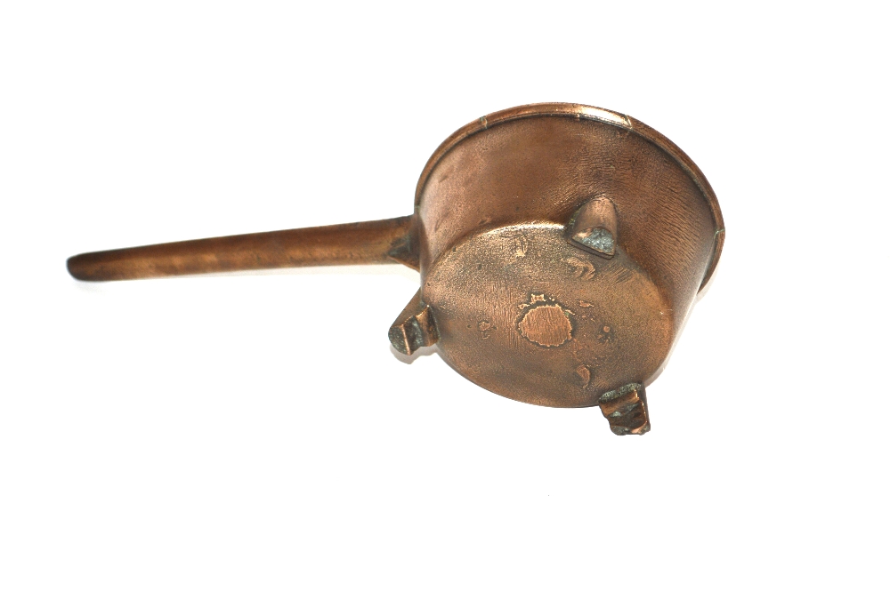 An Antique bell metal skillet by Cox of Taunton - Image 3 of 3