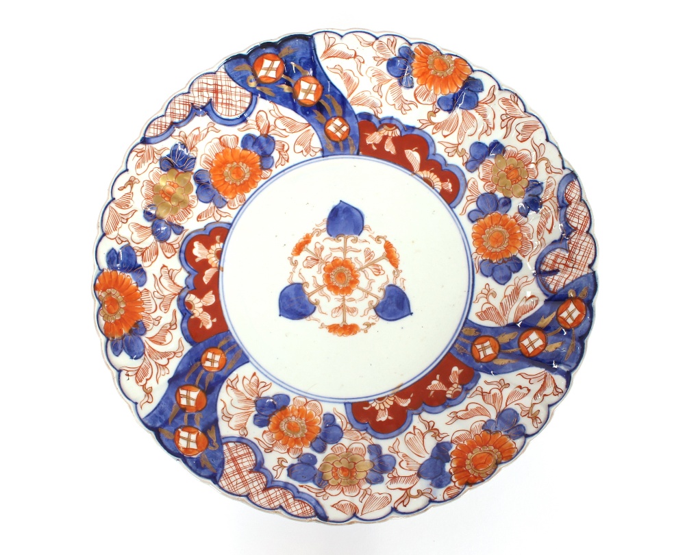 A pair of Imari chargers, having scallop borders and decorated in the traditional manner - Image 2 of 2