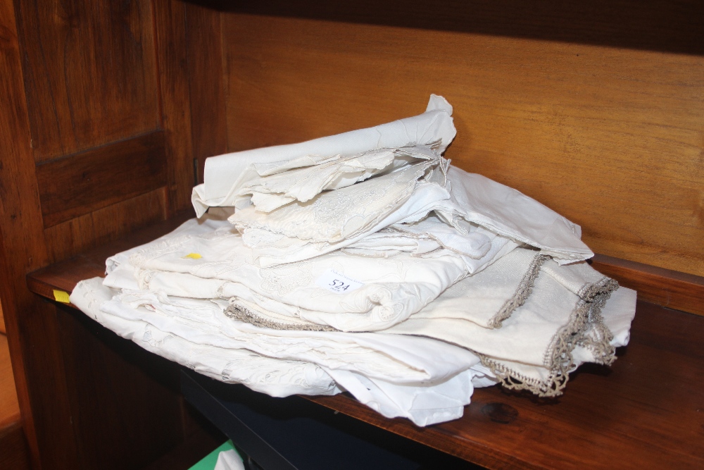 A quantity of various linen