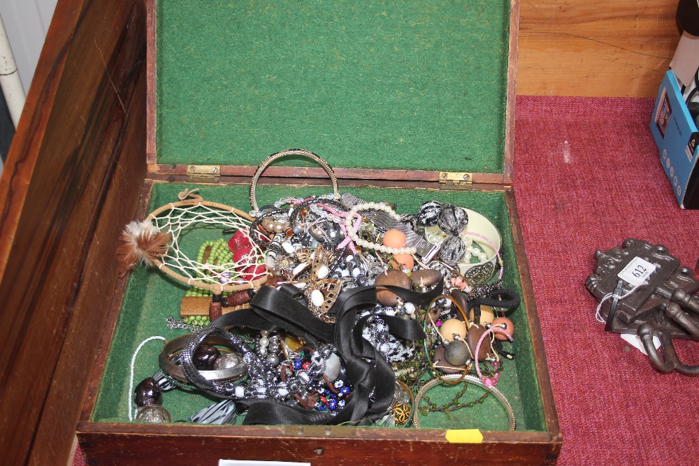 A quantity of costume jewellery