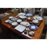 A quantity of various tea and dinnerware to includ