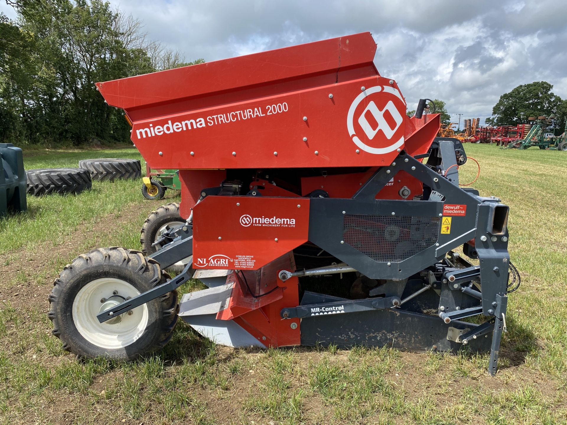 Meidema Structural 2000 Hillmaster two row tipping hopper belt potato planter. Model MS 2000RH. - Image 8 of 23