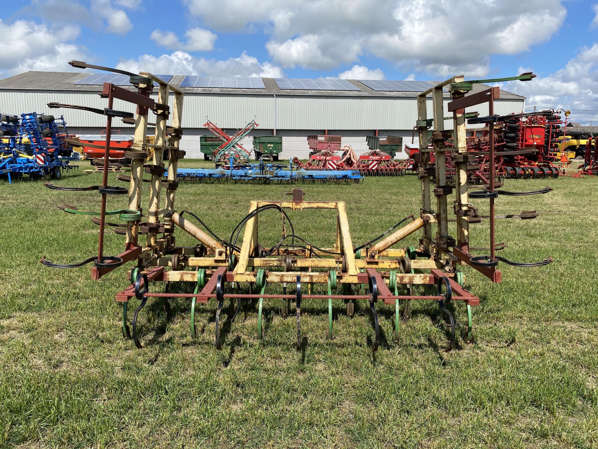 Farm made 6m hydraulic folding mounted pigtail. With John Deere C9 tines and row Triple-K - Image 4 of 12