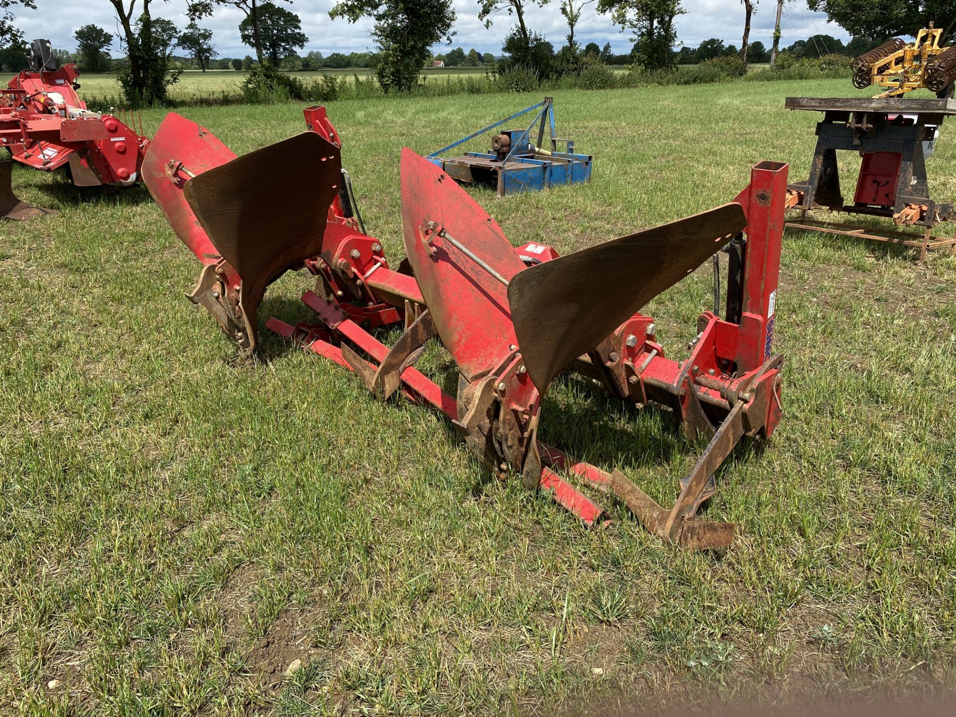 Sumo Forma2 bed former. Serial number 09100. With three sub-soiler legs and bout markers. LM - Image 4 of 9