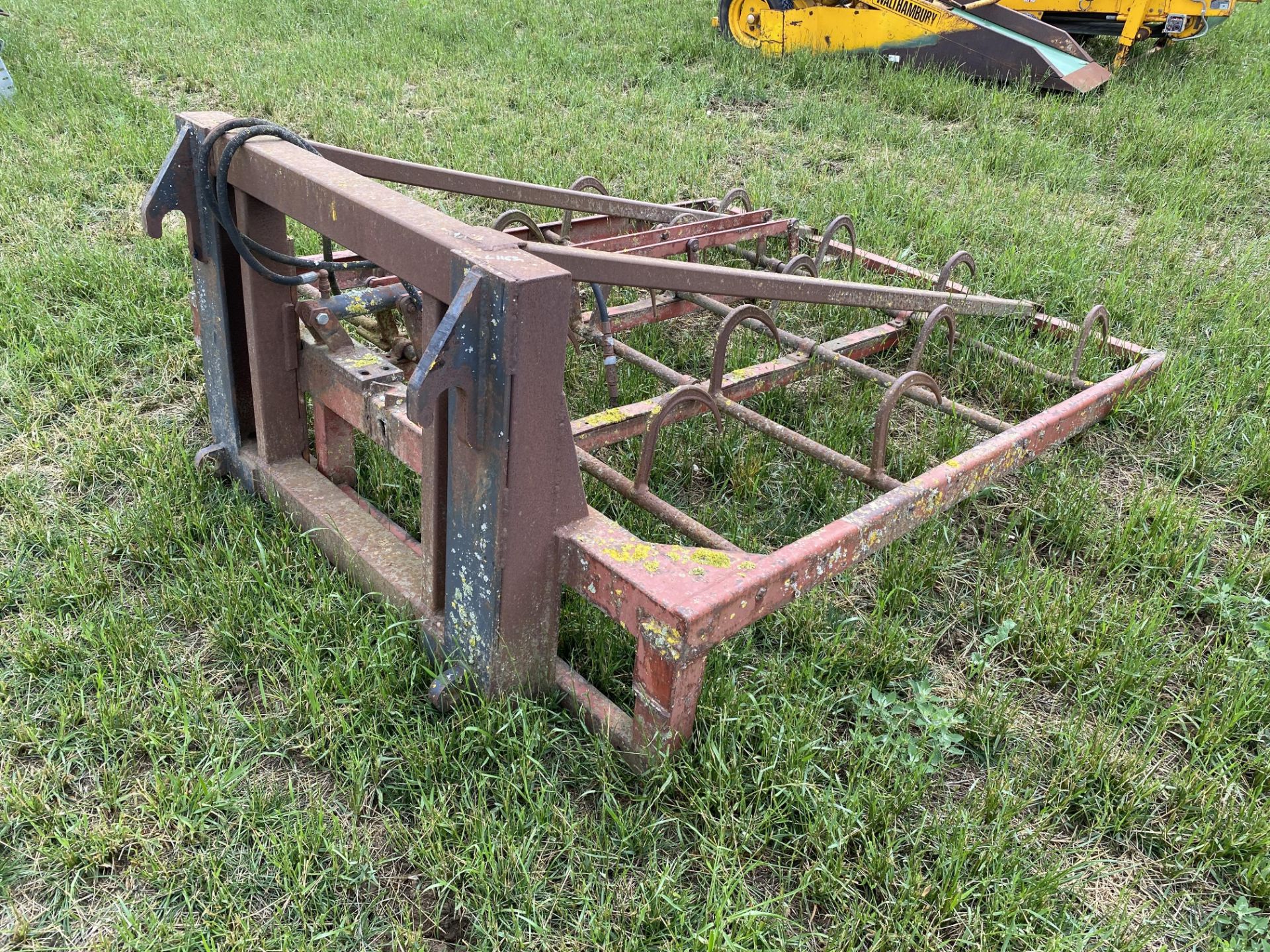 Farmhand Flat 8 grab. JCB Q-Fit brackets. LH - Image 2 of 4