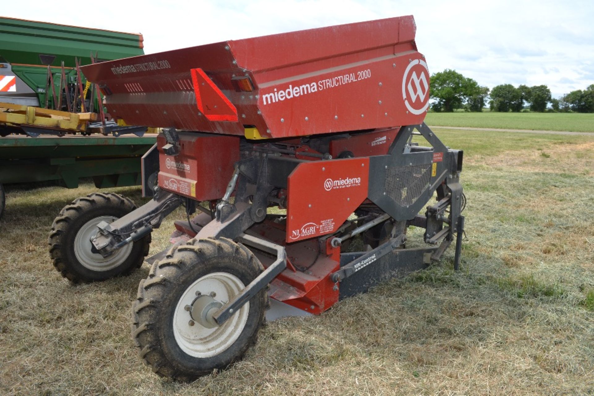 Meidema Structural 2000 Hillmaster two row tipping hopper belt potato planter. Model MS 2000RH. - Image 21 of 23