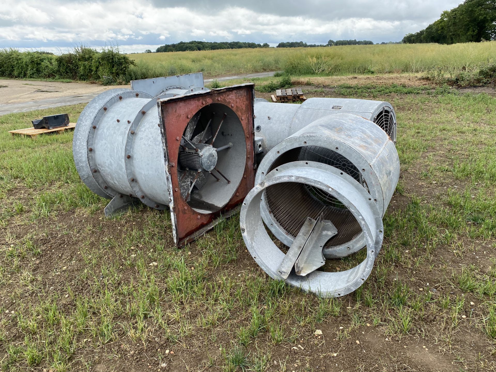 3x 3ft building fans, with some ducting. M - Image 4 of 8