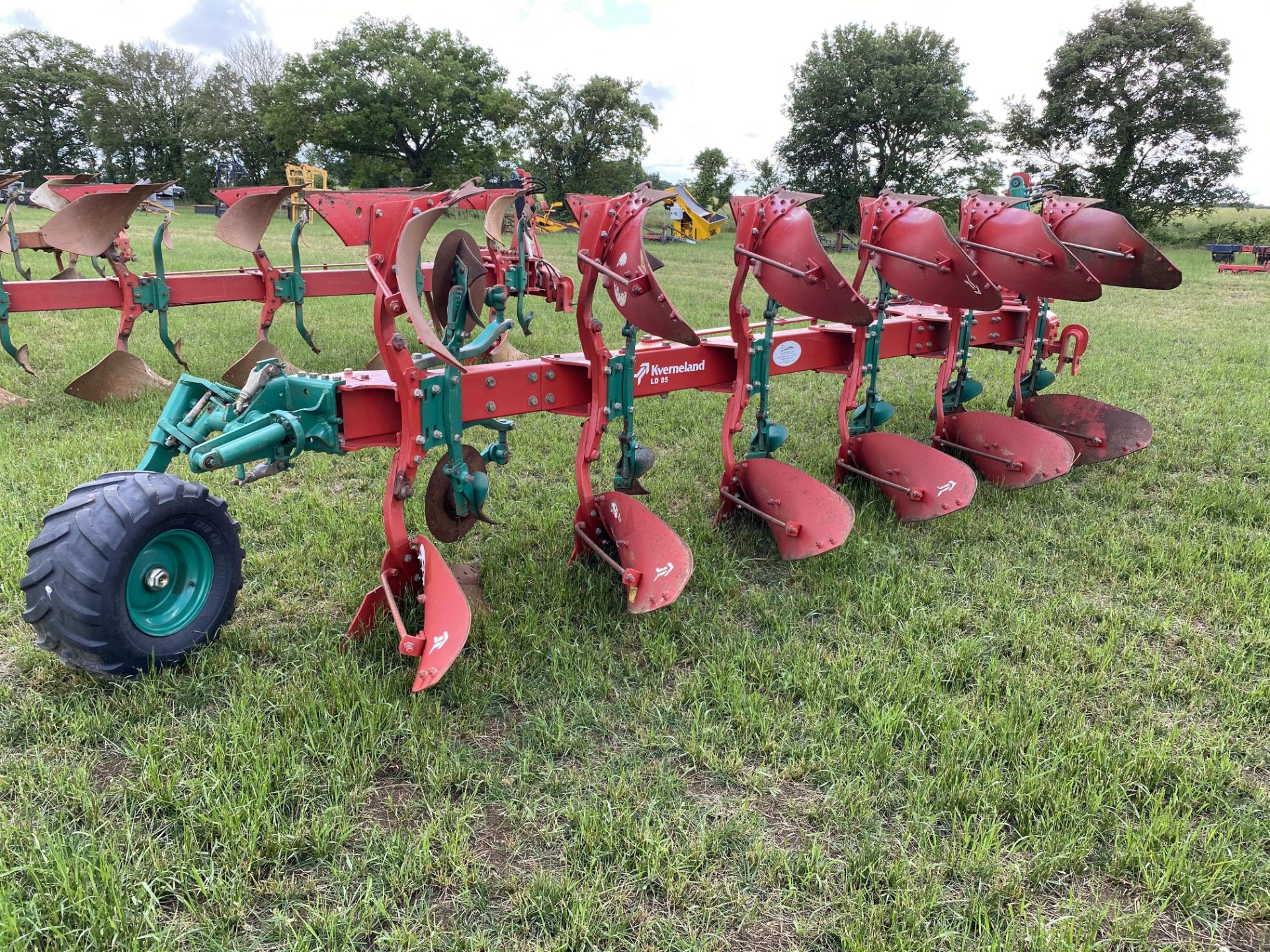 Kverneland LD85 5+1F reversible plough. Model KKLD-85-300. 2016. Serial number KKLD018749. With - Image 3 of 12