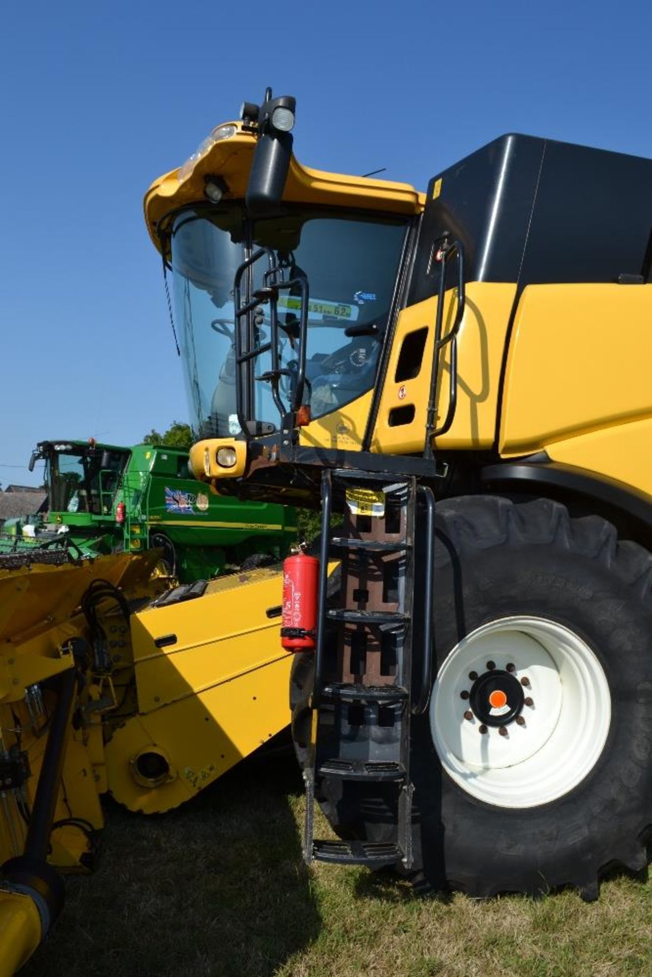 New Holland CR9070 rotary combine. Registration EU12 JCJ. Date of first registration 05/07/2012. 2,2 - Image 3 of 56