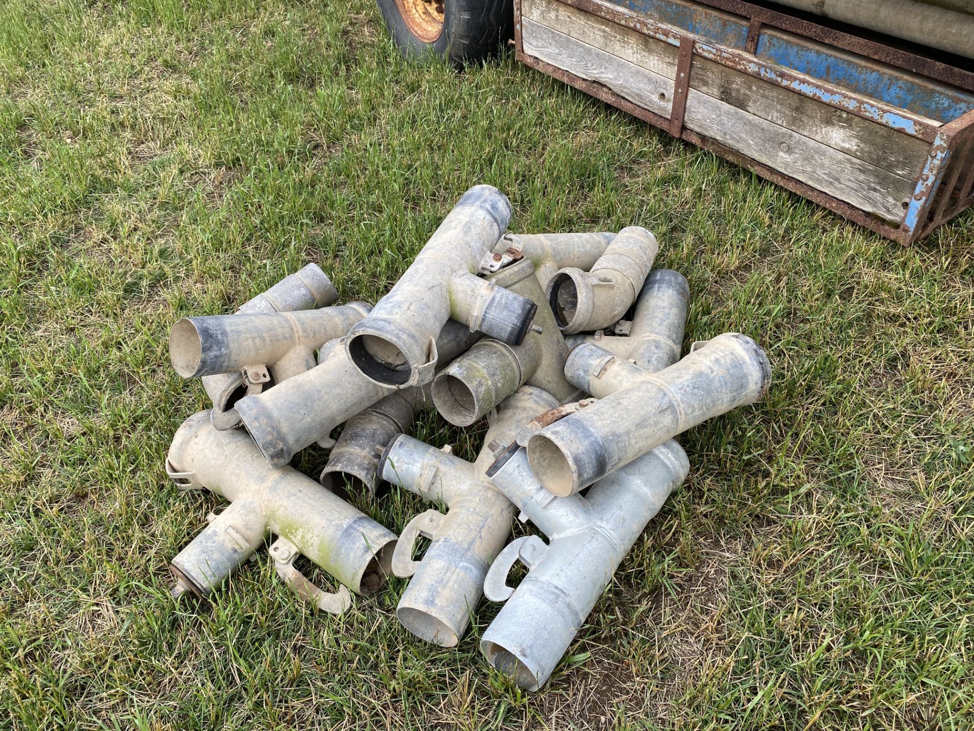 Irrigation pipe trailer and a quantity of pipes. M - Image 5 of 5