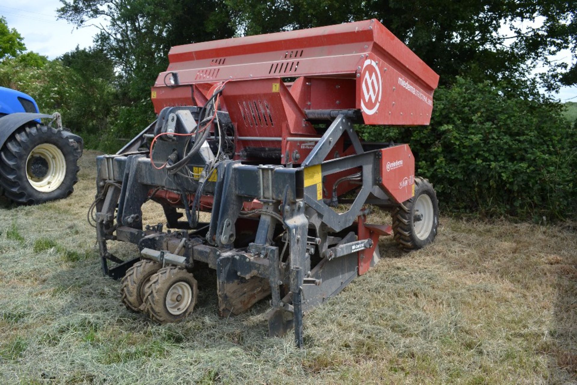 Meidema Structural 2000 Hillmaster two row tipping hopper belt potato planter. Model MS 2000RH. - Image 23 of 23