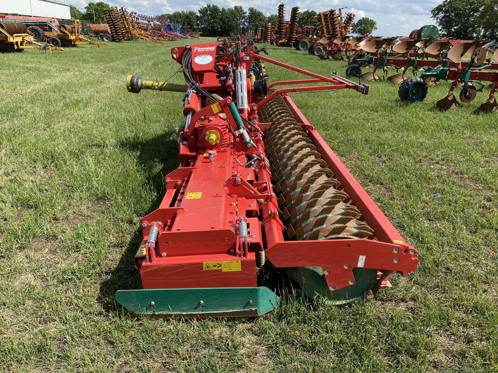 Kverneland NGS 1010 F35 6m hydraulic folding power harrow. - Image 4 of 17