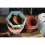 Various plastic flower pots etc.