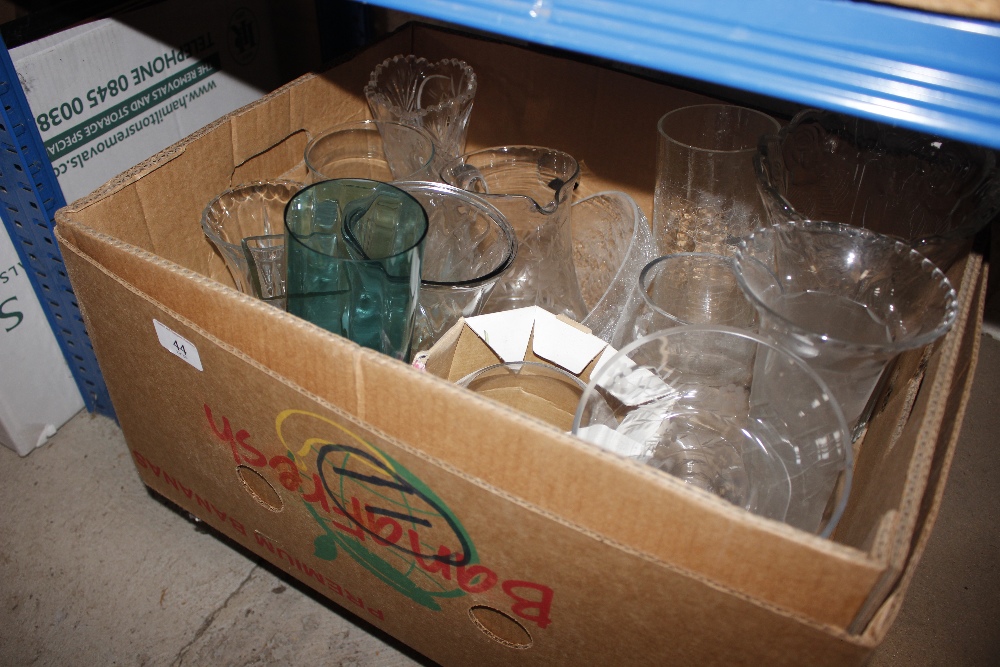 A quantity of various glassware