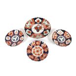 A Japanese Imari charger, 31.5cm dia.; and four Japanese Imari scalloped plates (4)