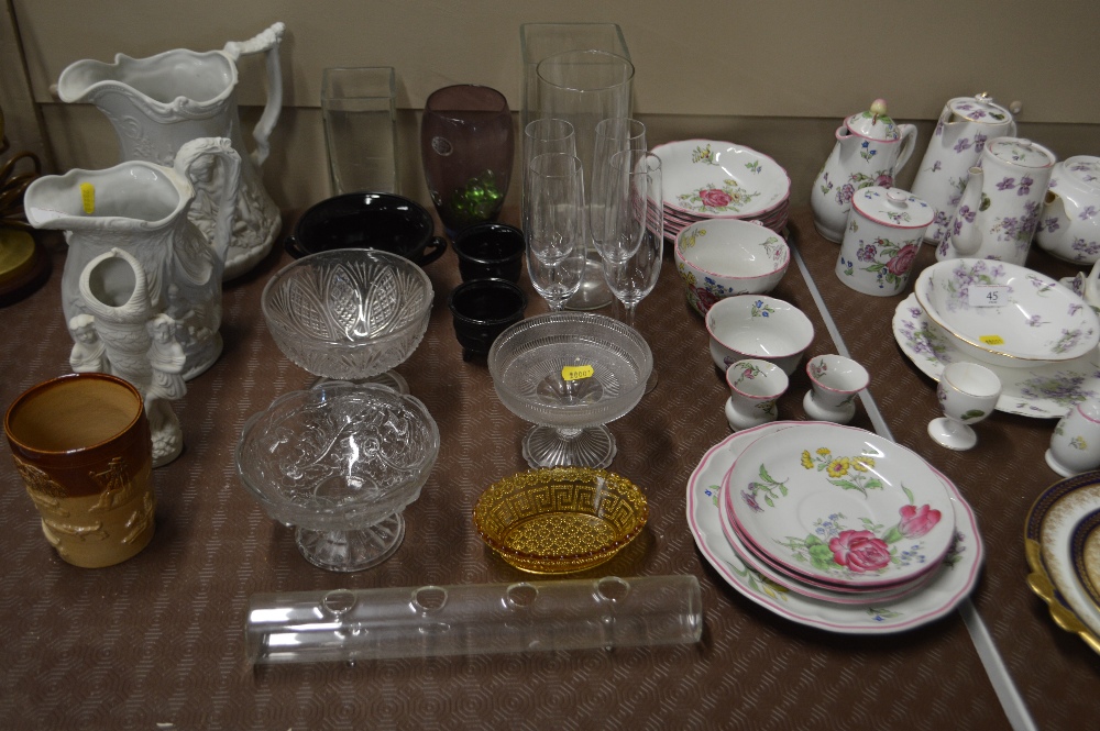 A quantity of various glassware to include a posy