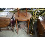 An Edwardian mahogany circular topped table