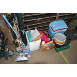 A large quantity of various household items