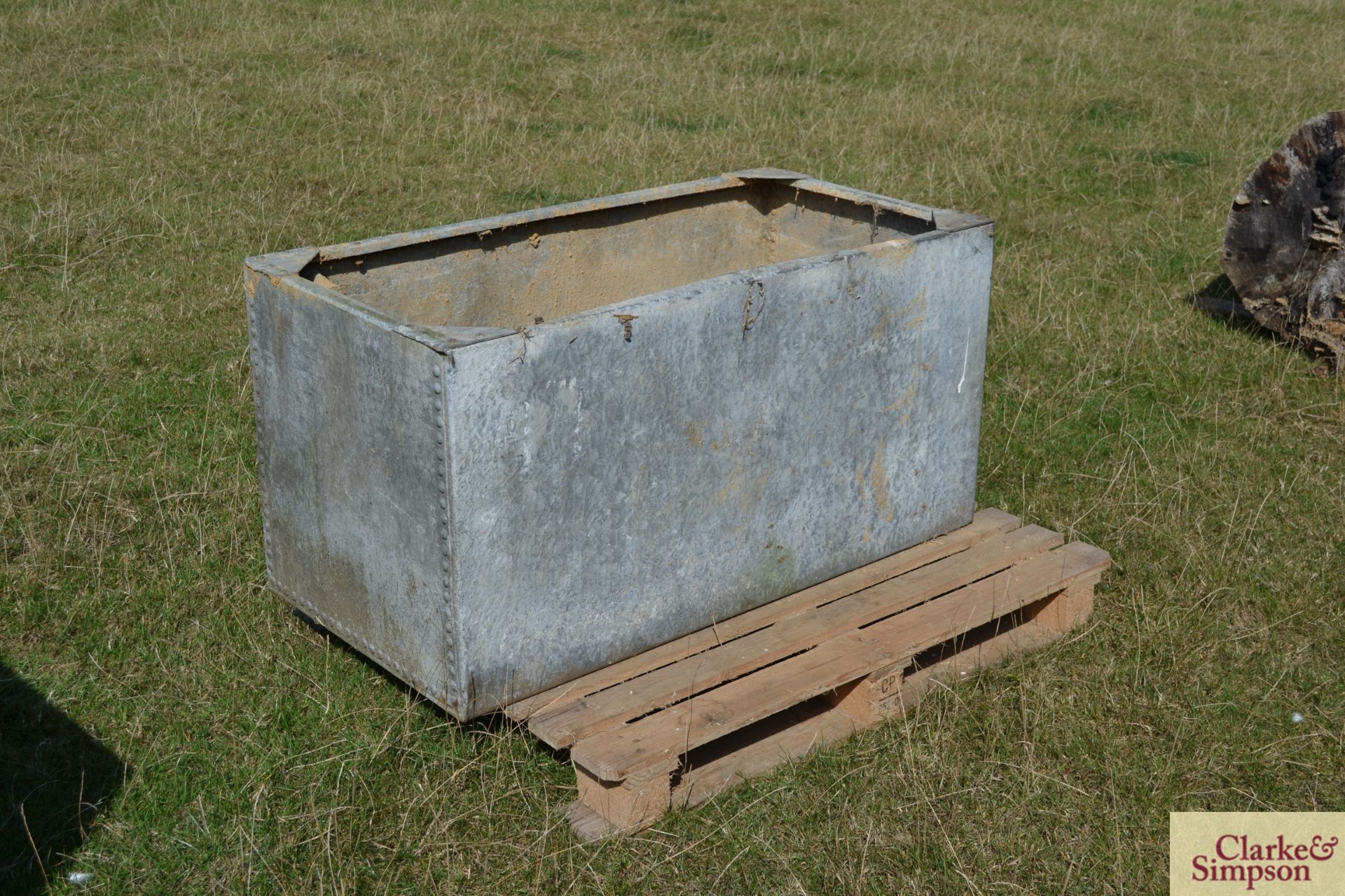 A riveted galvanised tank. - Image 4 of 4