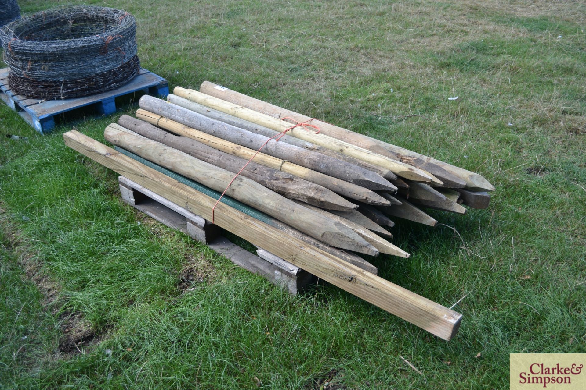 Various used fence posts. - Image 3 of 4