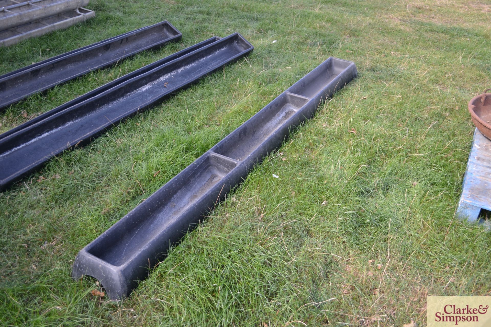 Plastic feed trough. - Image 3 of 4